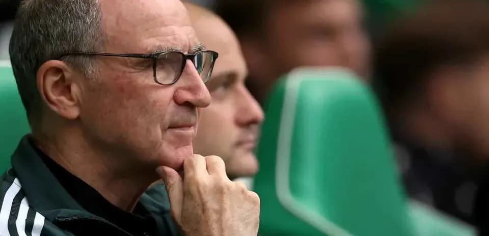 Entrenador observando desde el banquillo del equipo