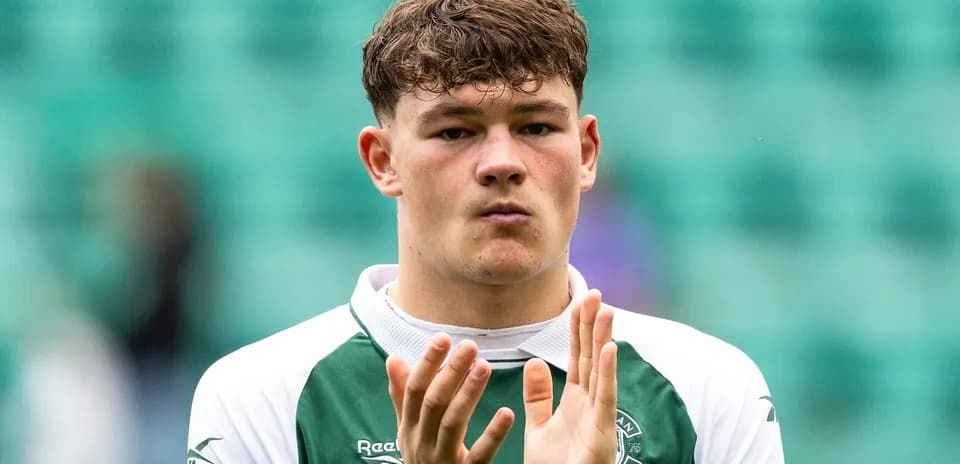 Jugador aplaudiendo en el estadio de Hibernian