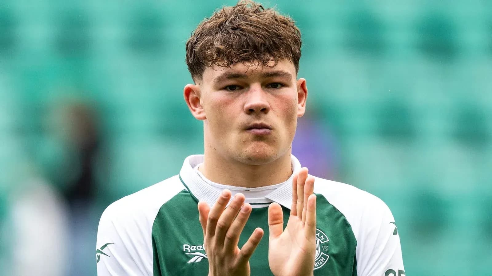 Jugador aplaudiendo en el estadio de Hibernian