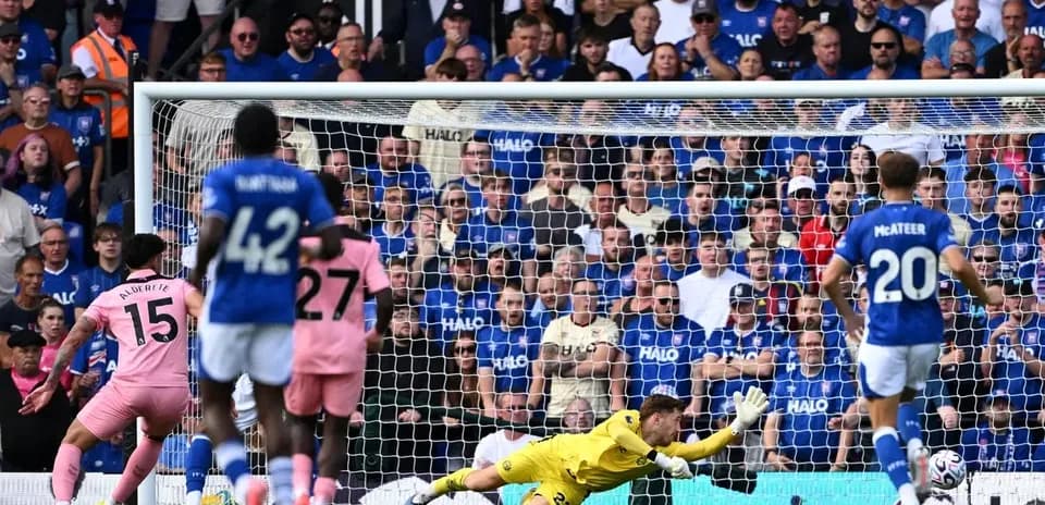 Portero lanzándose mientras un jugador patea penalti