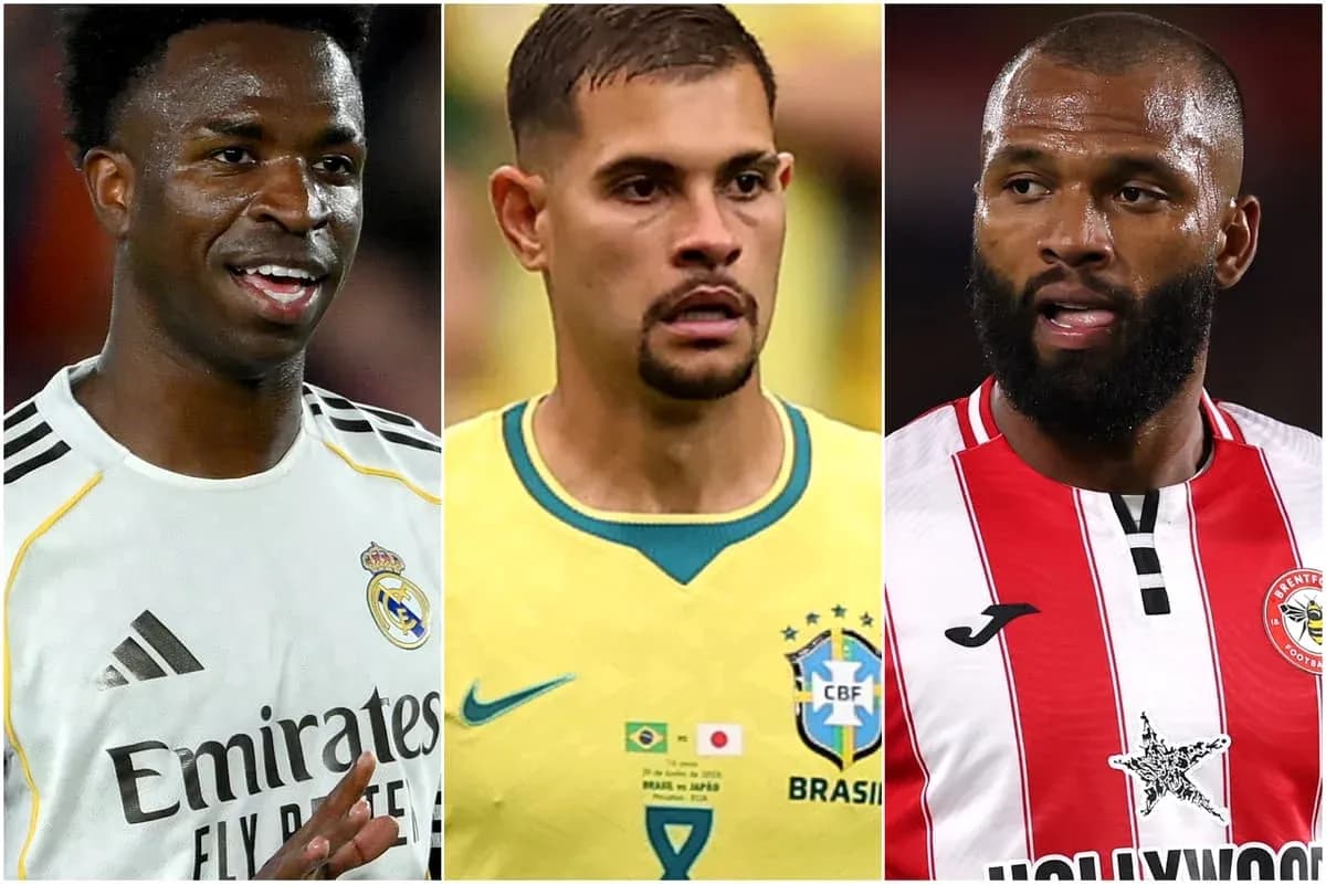 Tres jugadores de fútbol posando juntos en imagen