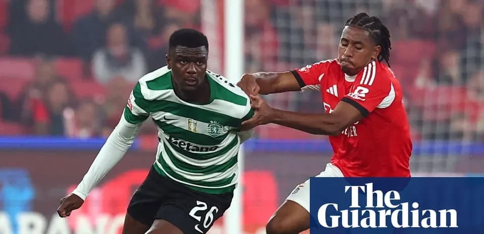 Jugadores de Sporting y Benfica luchando por el balón