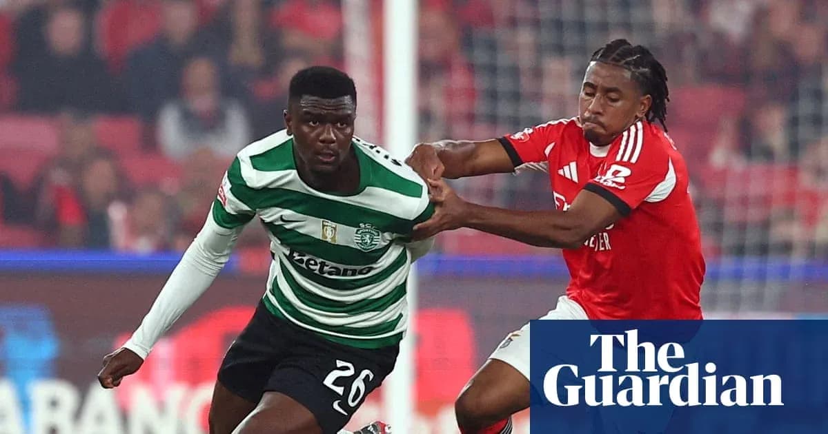 Jugadores de Sporting y Benfica luchando por el balón