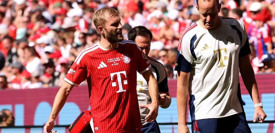 Jugador de Bayern Munich saliendo del campo con entrenador