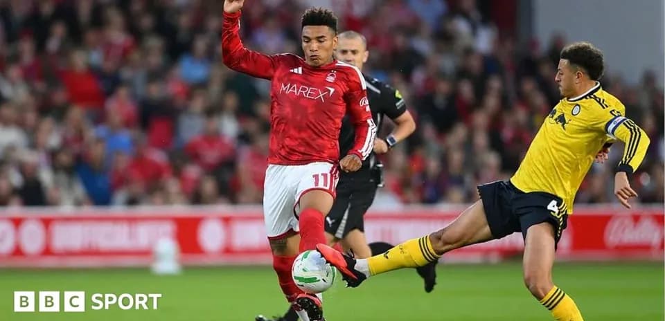 Jugador de Nottingham Forest desafiando a oponente en el campo