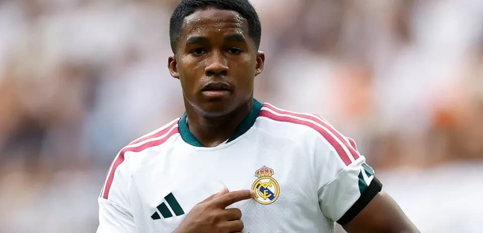 Jugador de Real Madrid señalando el escudo del club