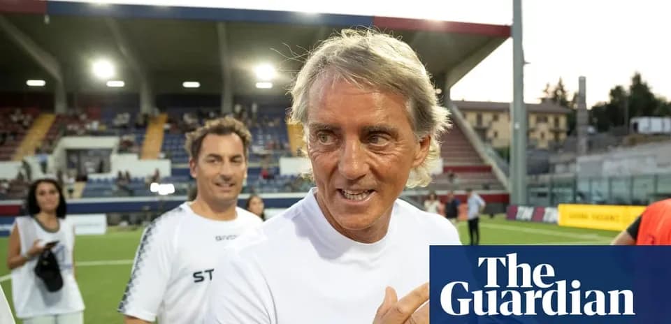 Entrenador sonriente en el campo de fútbol