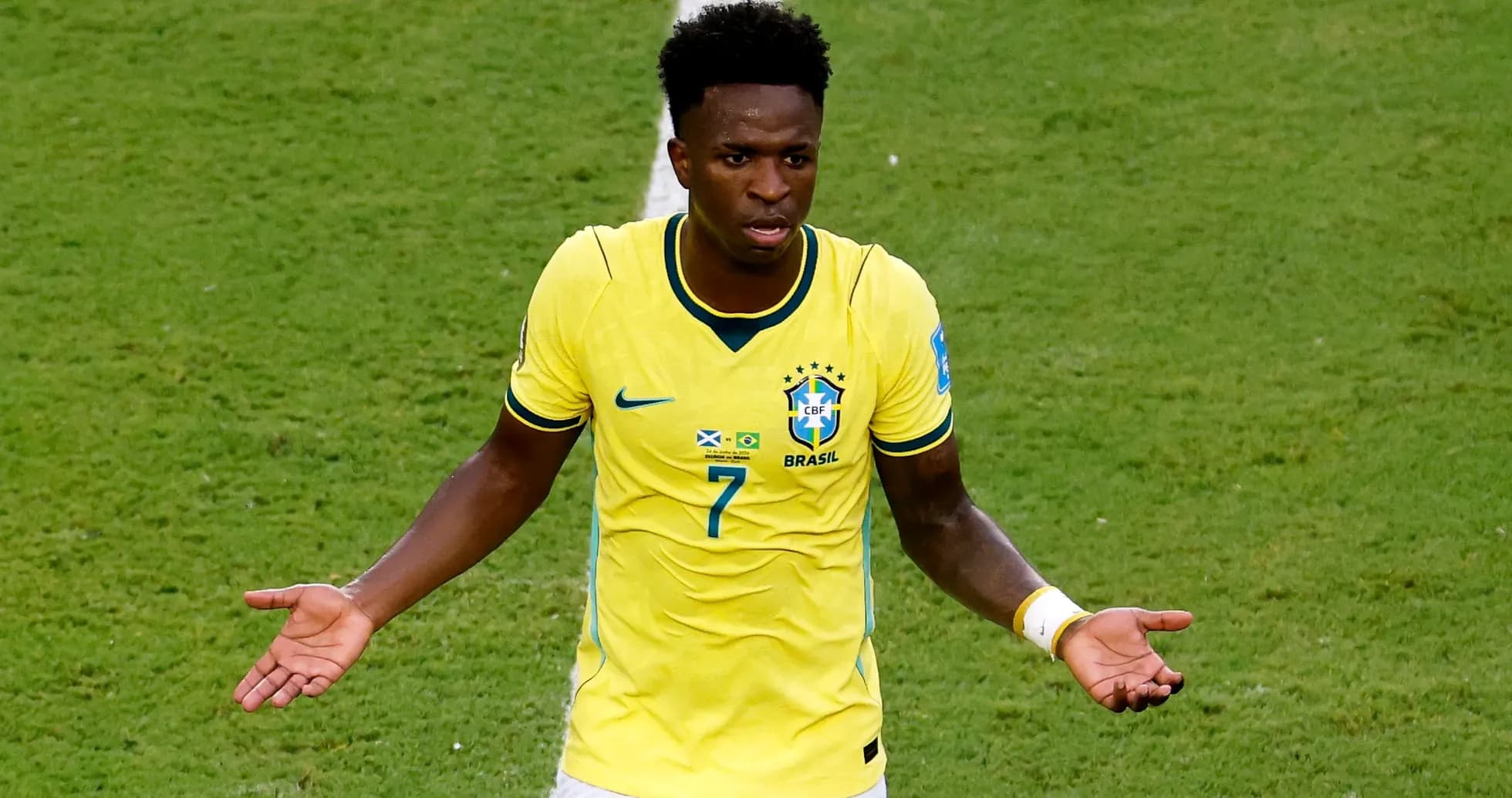 Jugador de Brasil mostrando confusión en el campo