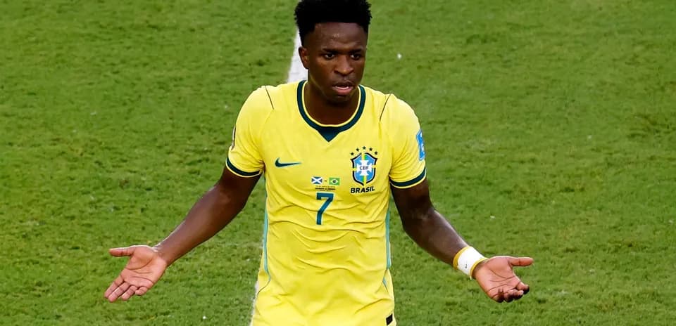 Jugador de Brasil mostrando confusión en el campo
