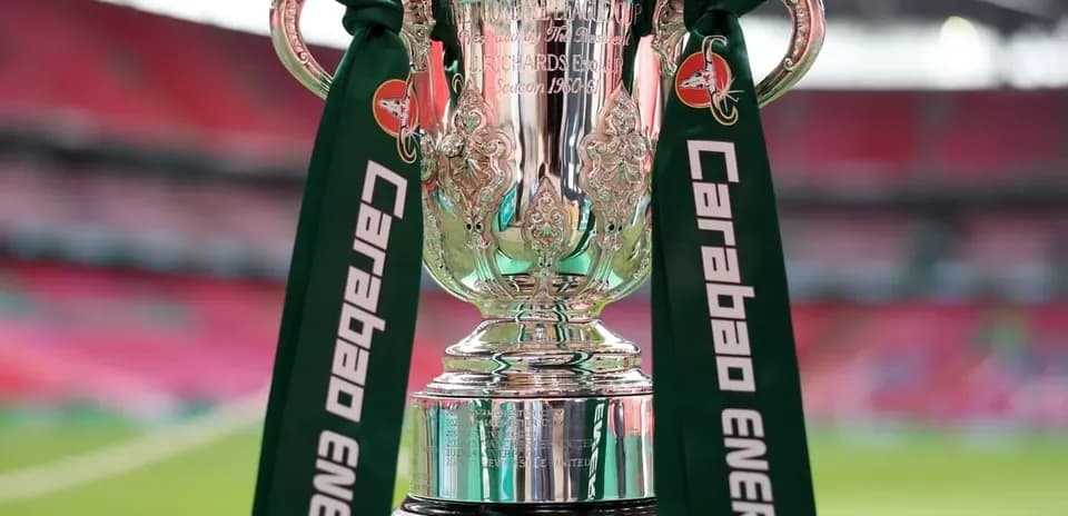 Trofeo de la Carabao Cup en el estadio
