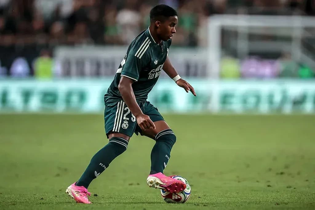 Jugador de Real Madrid driblando el balón en el campo