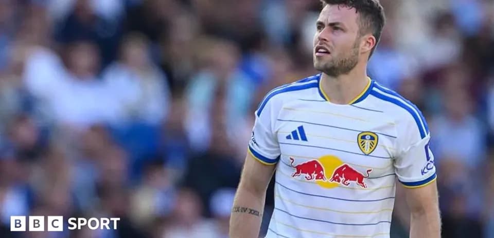 Jugador de Leeds United en partido, mirando hacia arriba