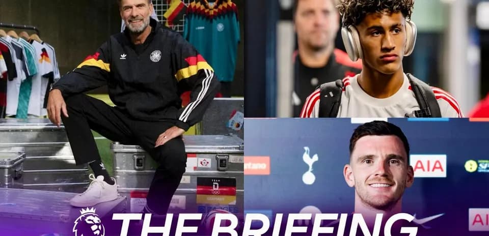 Entrenador posando con camisetas de Alemania y jugadores