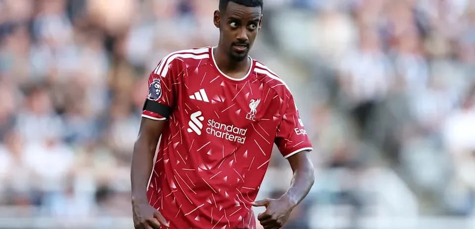 Jugador de Liverpool con camiseta roja durante el partido