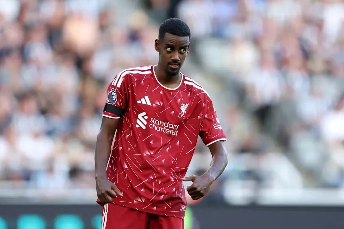 Jugador de Liverpool con camiseta roja durante el partido