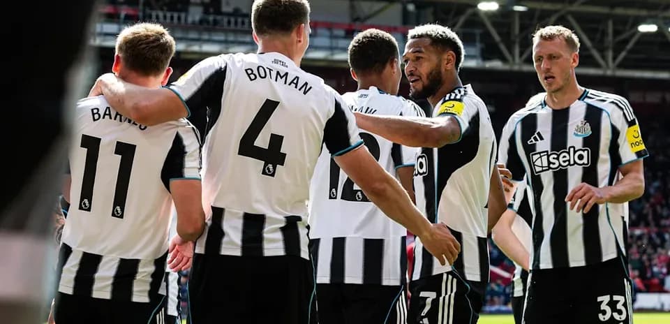 Jugadores de Newcastle celebrando un gol en el campo