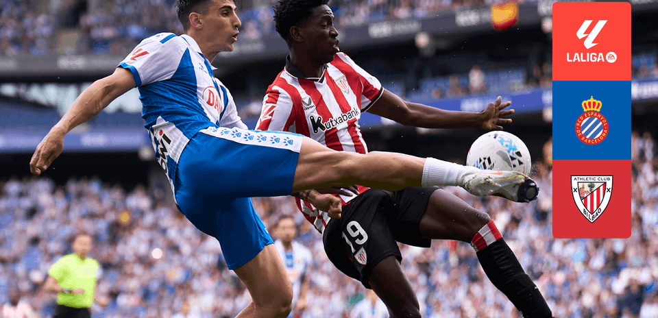 Dos jugadores luchando por el balón en La Liga
