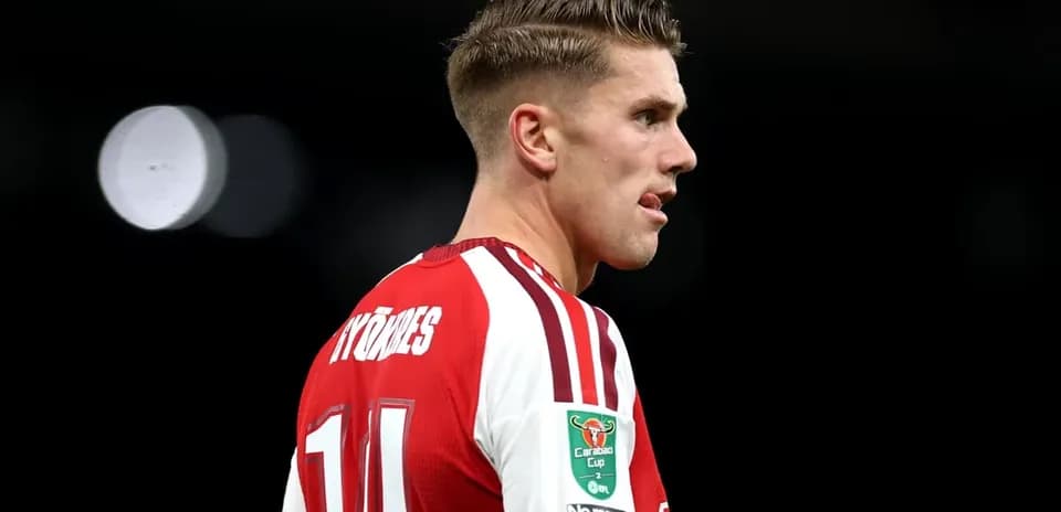 Jugador con camiseta roja en el campo