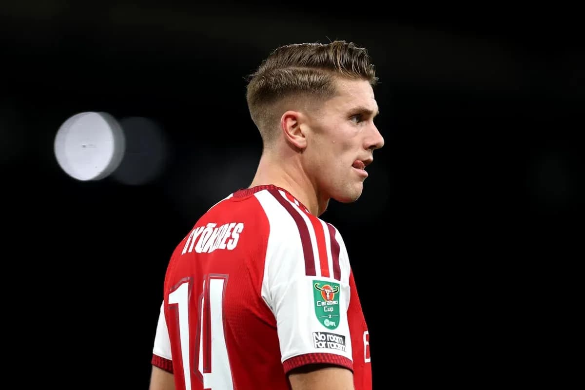 Jugador con camiseta roja en el campo