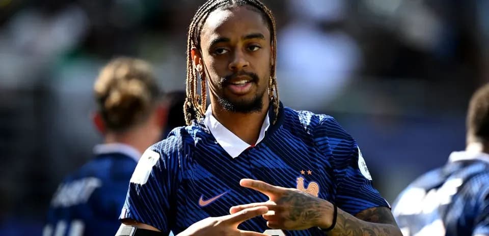 Jugador de Francia mostrando signo de paz en campo