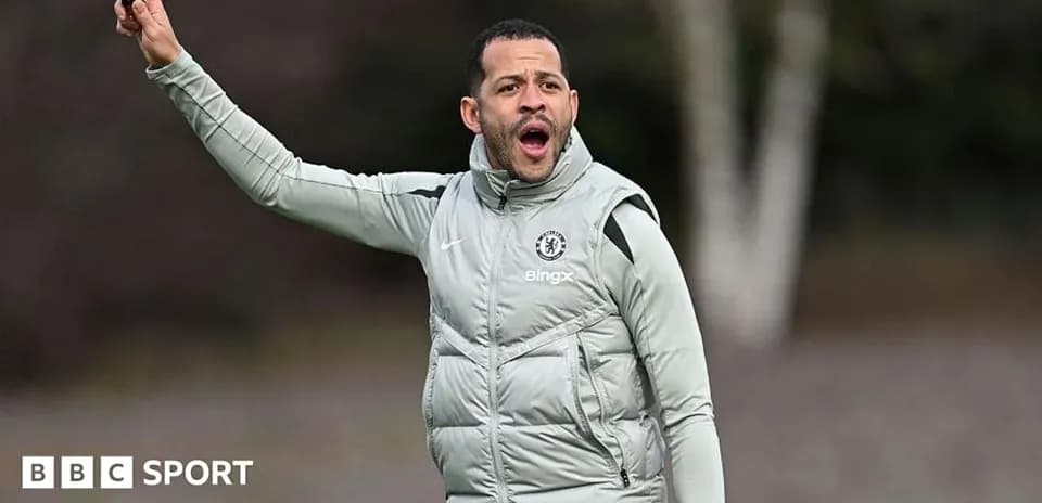 Entrenador de Chelsea dirigiendo la sesión de entrenamiento