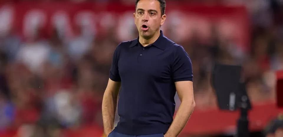 Entrenador dirigiendo al equipo desde la banda