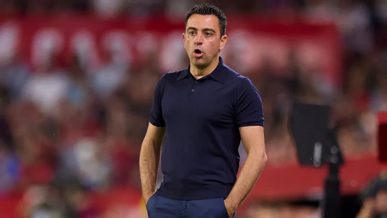 Entrenador dirigiendo al equipo desde la banda