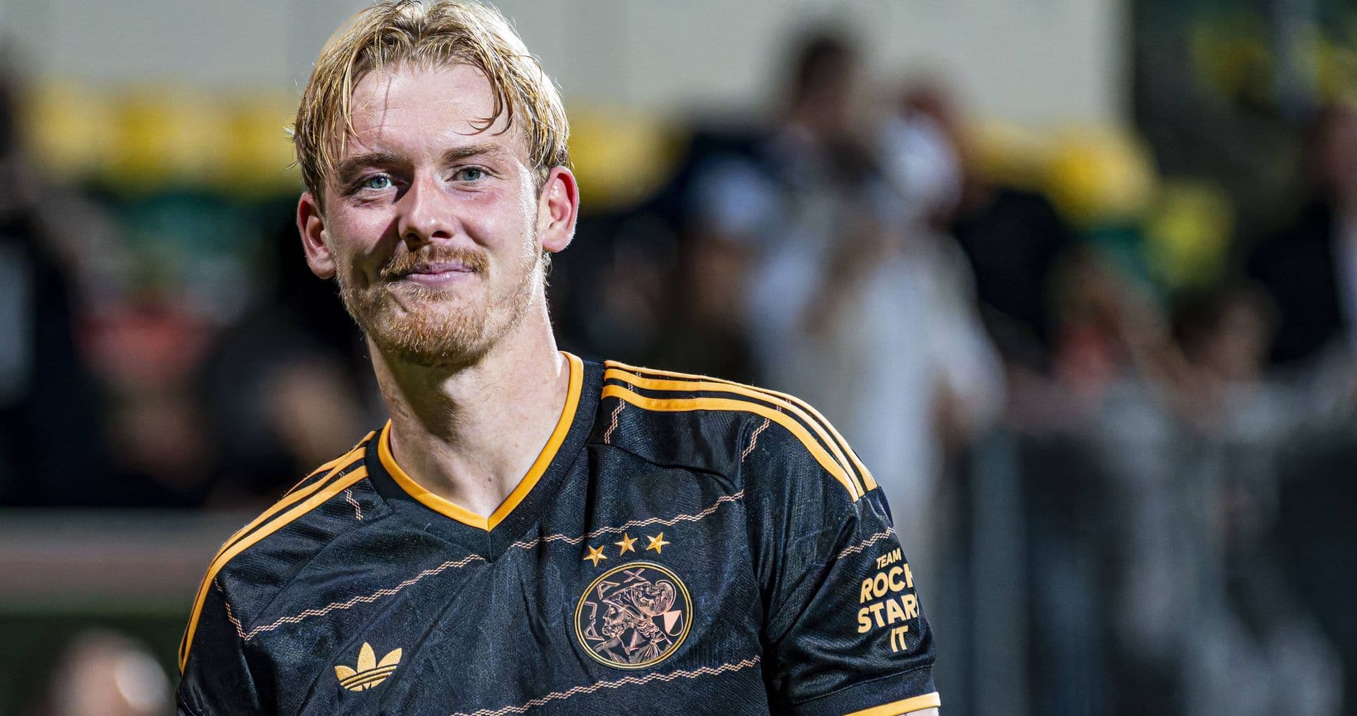 Jugador de Ajax sonriente en campo después del partido