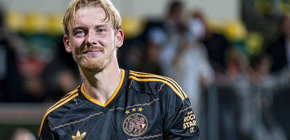 Jugador de Ajax sonriente en campo después del partido