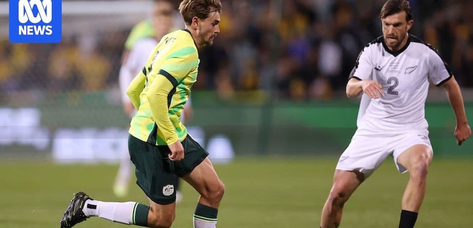 Jugador australiano avanzando con el balón durante partido
