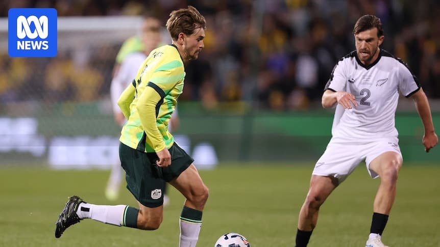 Jugador australiano avanzando con el balón durante partido