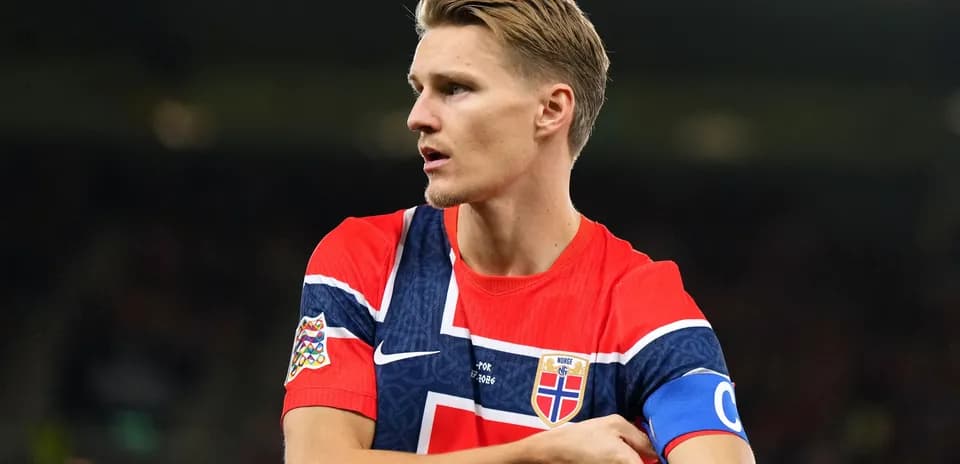 Jugador noruego ajustando su cinta de capitán