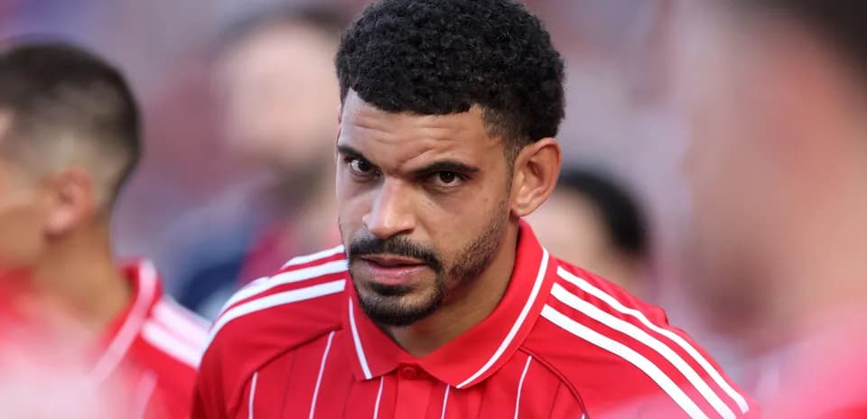 Jugador con camiseta roja en el campo