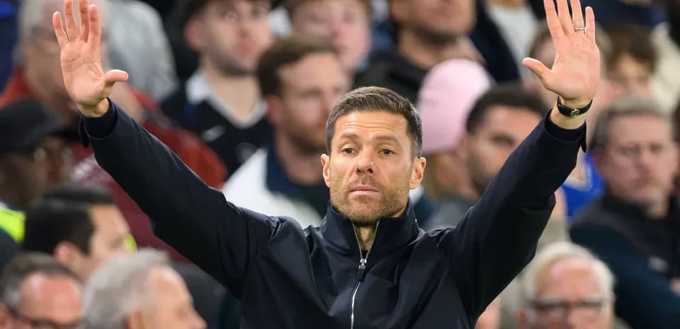 Entrenador gesticulando en el banquillo durante el partido