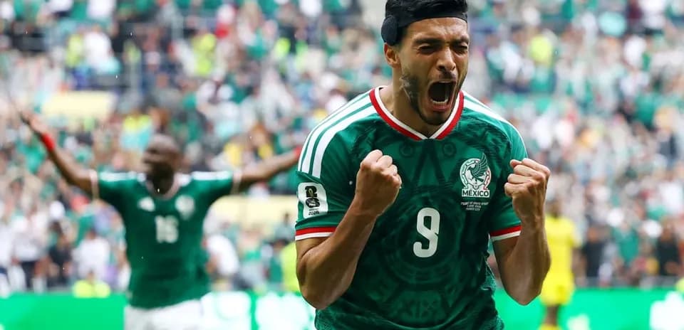 Jugador mexicano celebrando un gol en el estadio