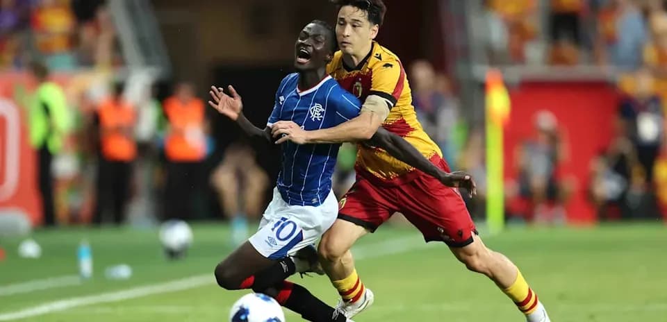 Jugador de Rangers siendo derribado por Jagiellonia