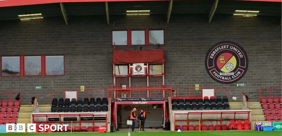 Vista del estadio de Ebbsfleet United con personal
