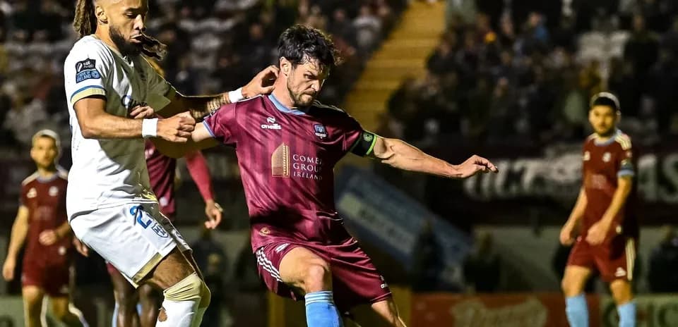 Jugadores compitiendo por el balón en el partido