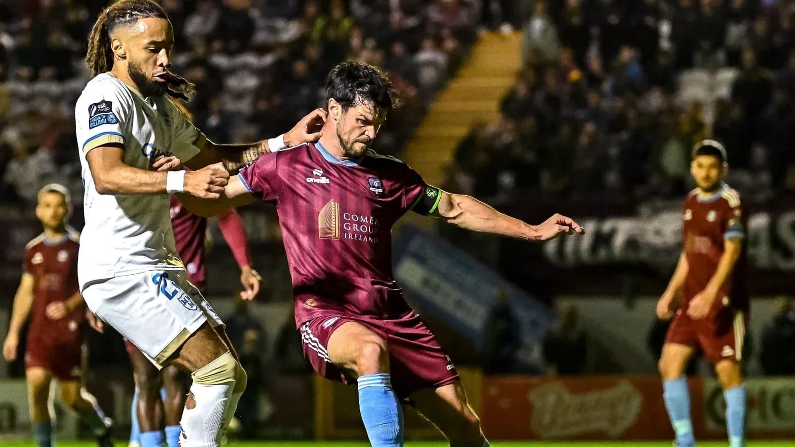 Jugadores compitiendo por el balón en el partido
