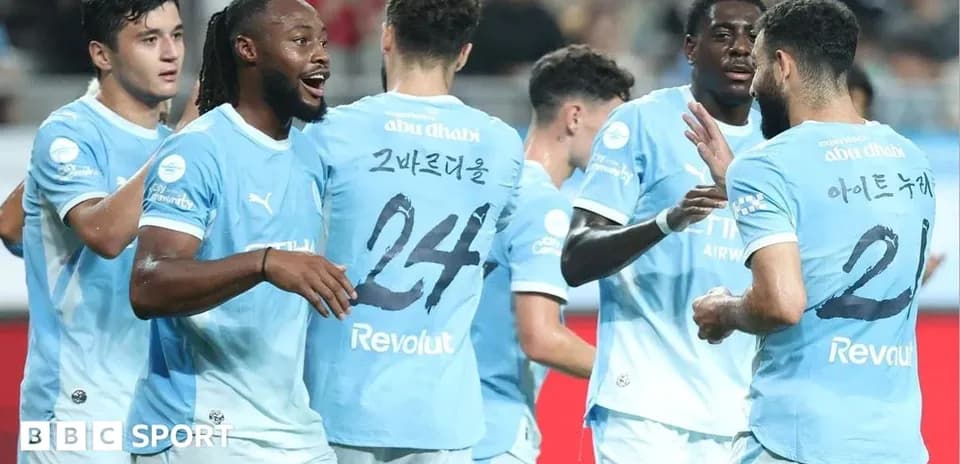 Jugadores de equipo celebrando un gol en el partido