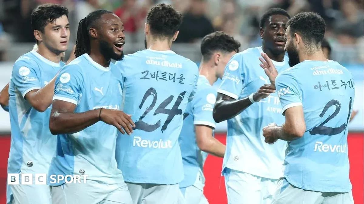 Jugadores de equipo celebrando un gol en el partido