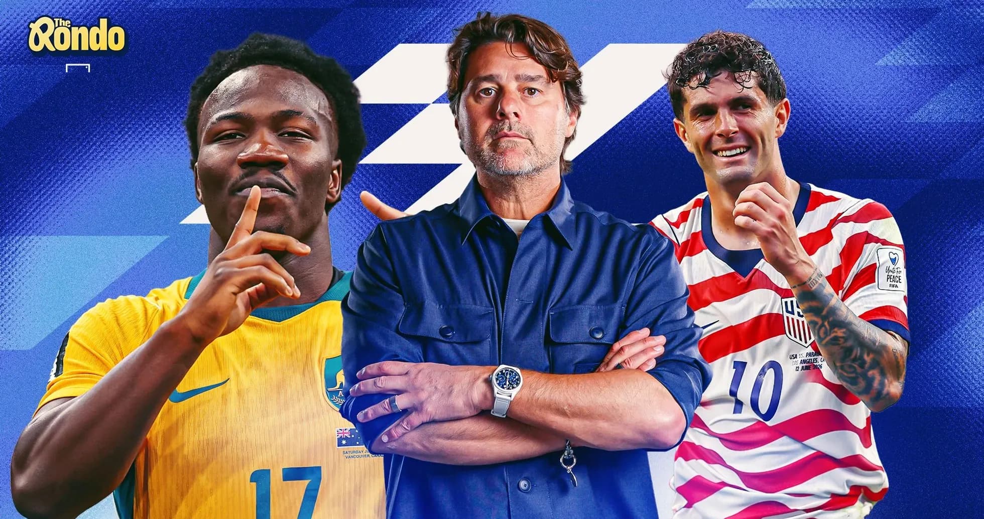 Tres futbolistas y un entrenador posando en fondo azul