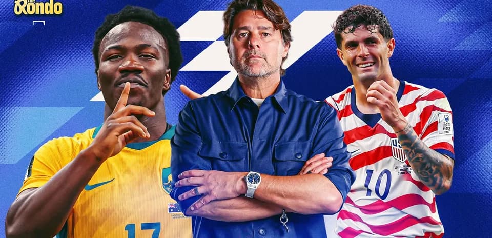 Tres futbolistas y un entrenador posando en fondo azul