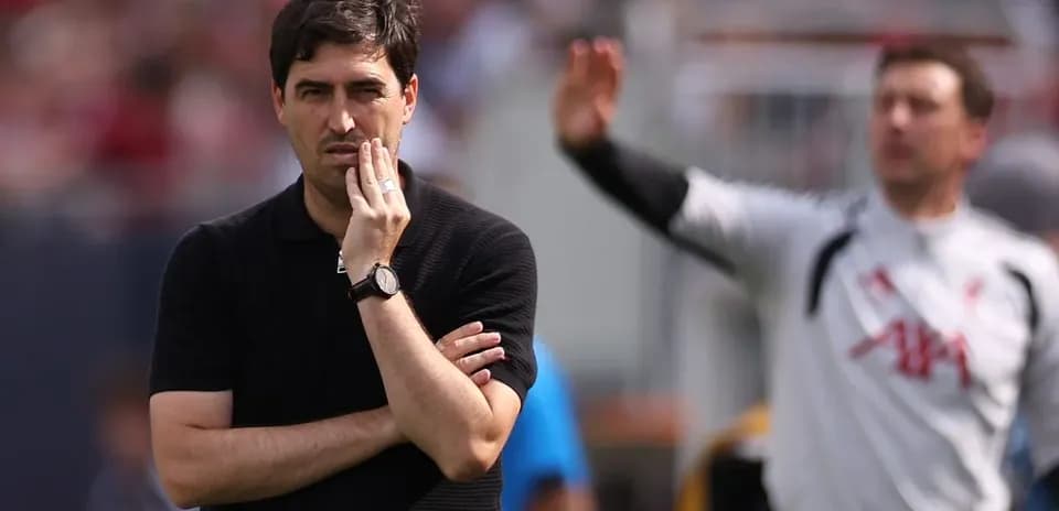 Entrenador observando el juego en la banda