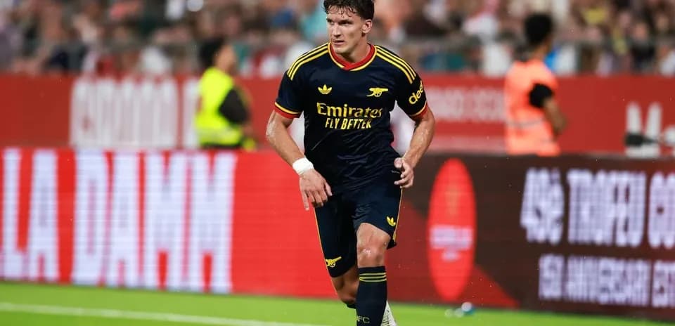 Jugador de Arsenal conduciendo el balón en el campo