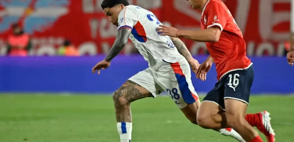 Jugador de San Lorenzo driblando a un rival