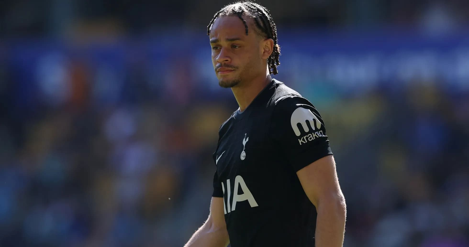 Jugador de Tottenham caminando en el campo