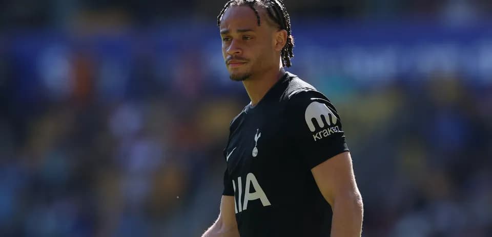 Jugador de Tottenham caminando en el campo