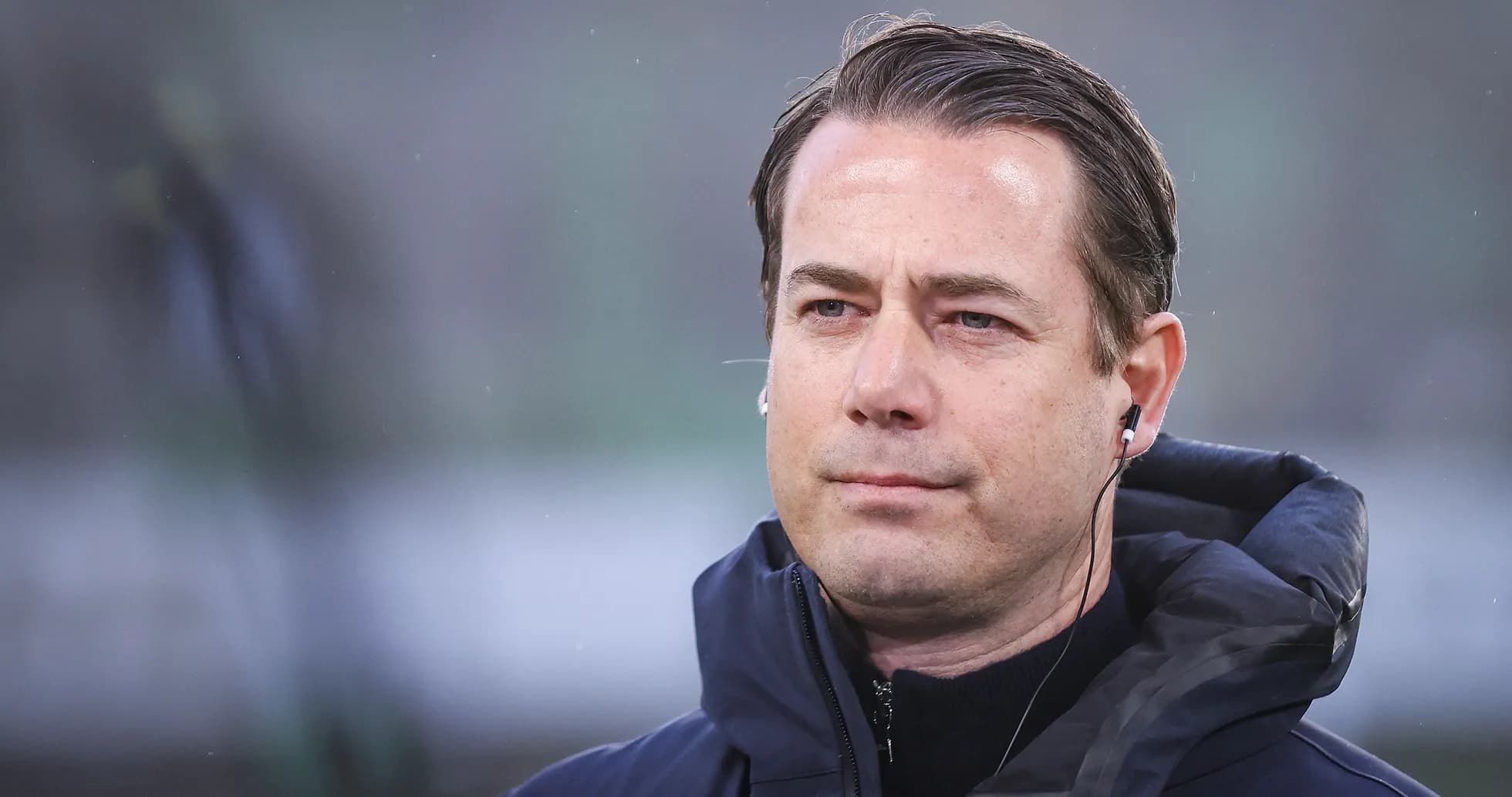 Entrenador escuchando en la línea de banda