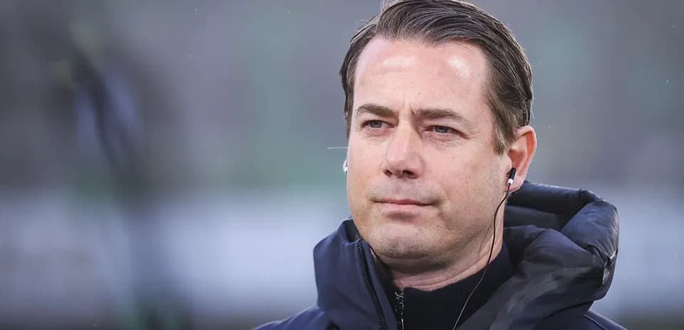 Entrenador escuchando en la línea de banda